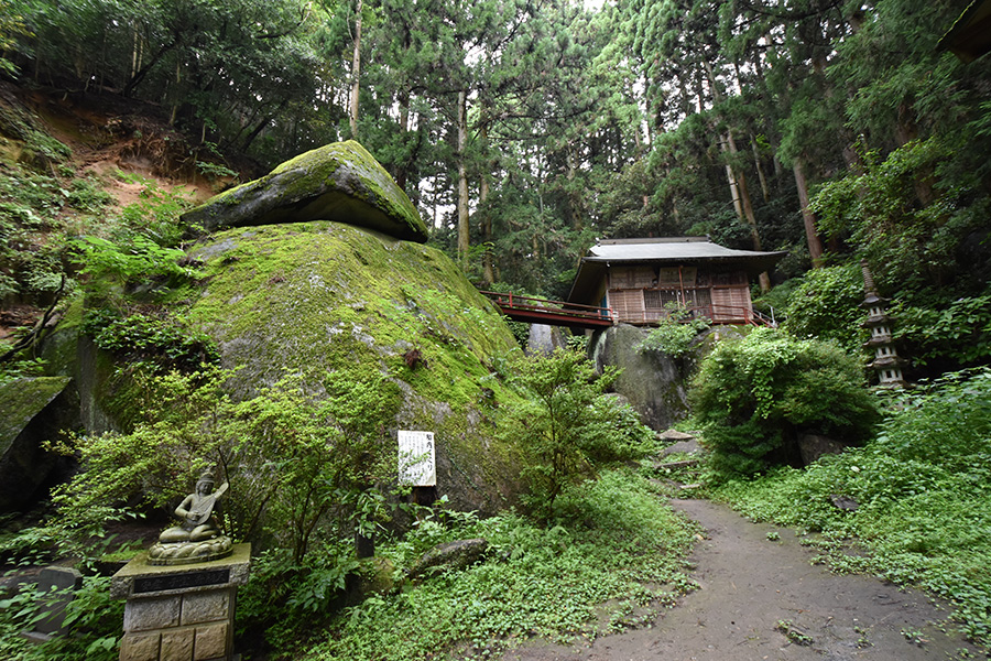 「胎内くぐり」